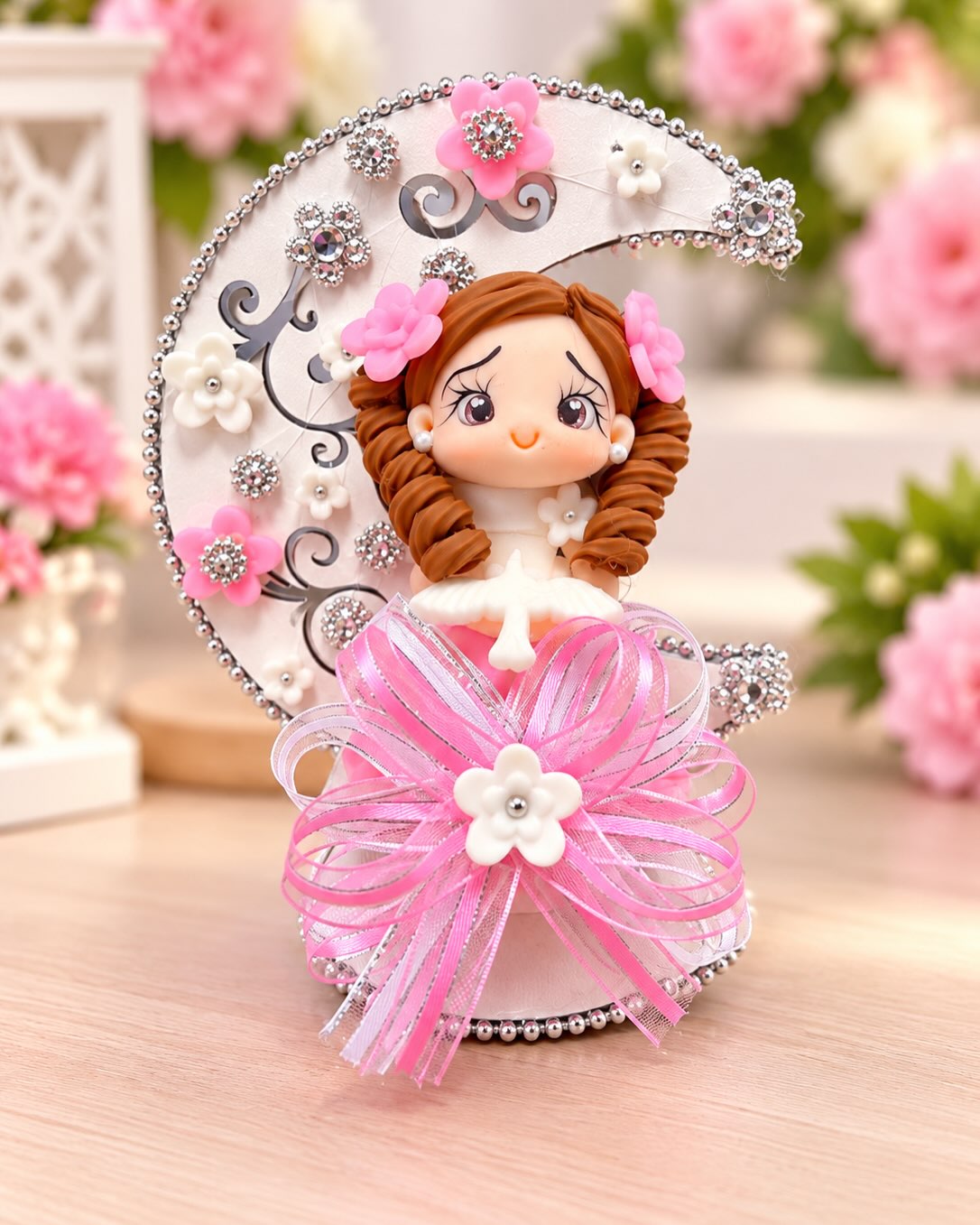 Recuerdo de bautizo con figura infantil en vestido blanco sobre marco de corazón