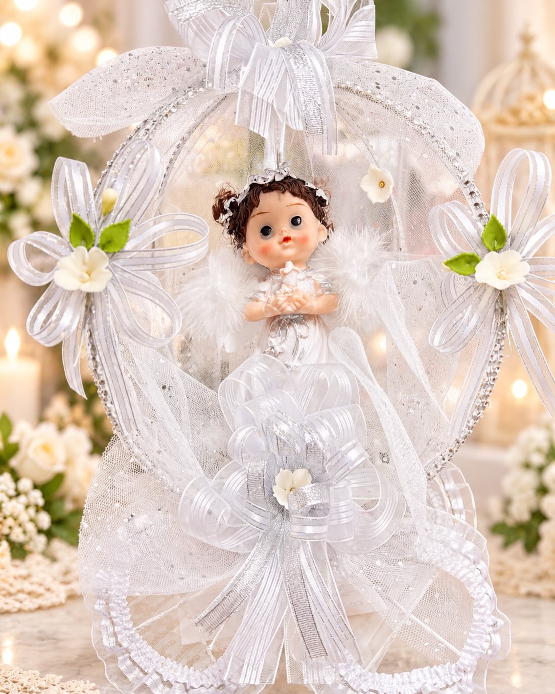 Recuerdo de bautizo con muñequita vestida de blanco en arreglo de encaje y flores